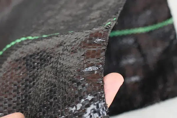 Woven polypropylene geotextile roll used for separation and stabilization planning
